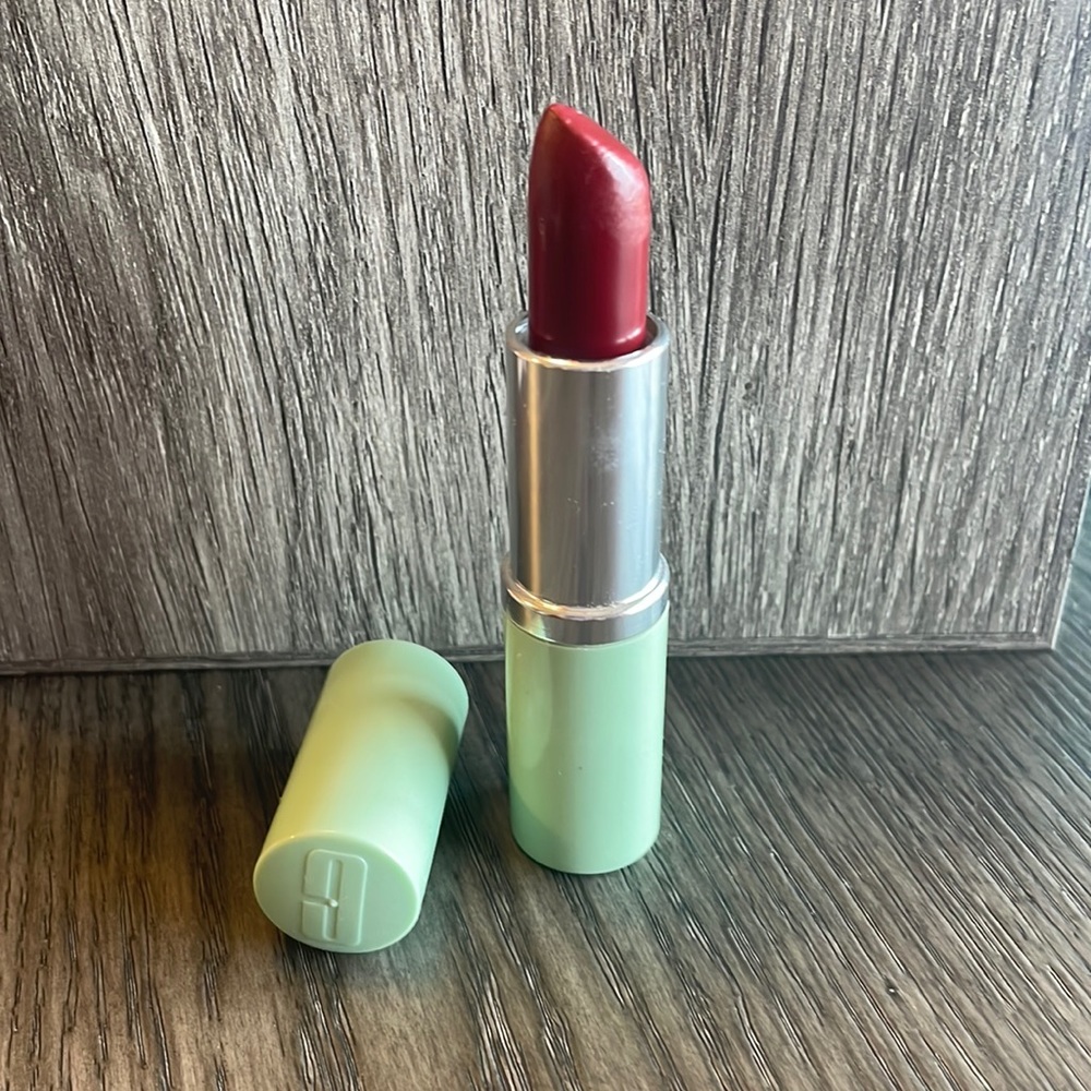 dramatically different clinique angel red lipstick